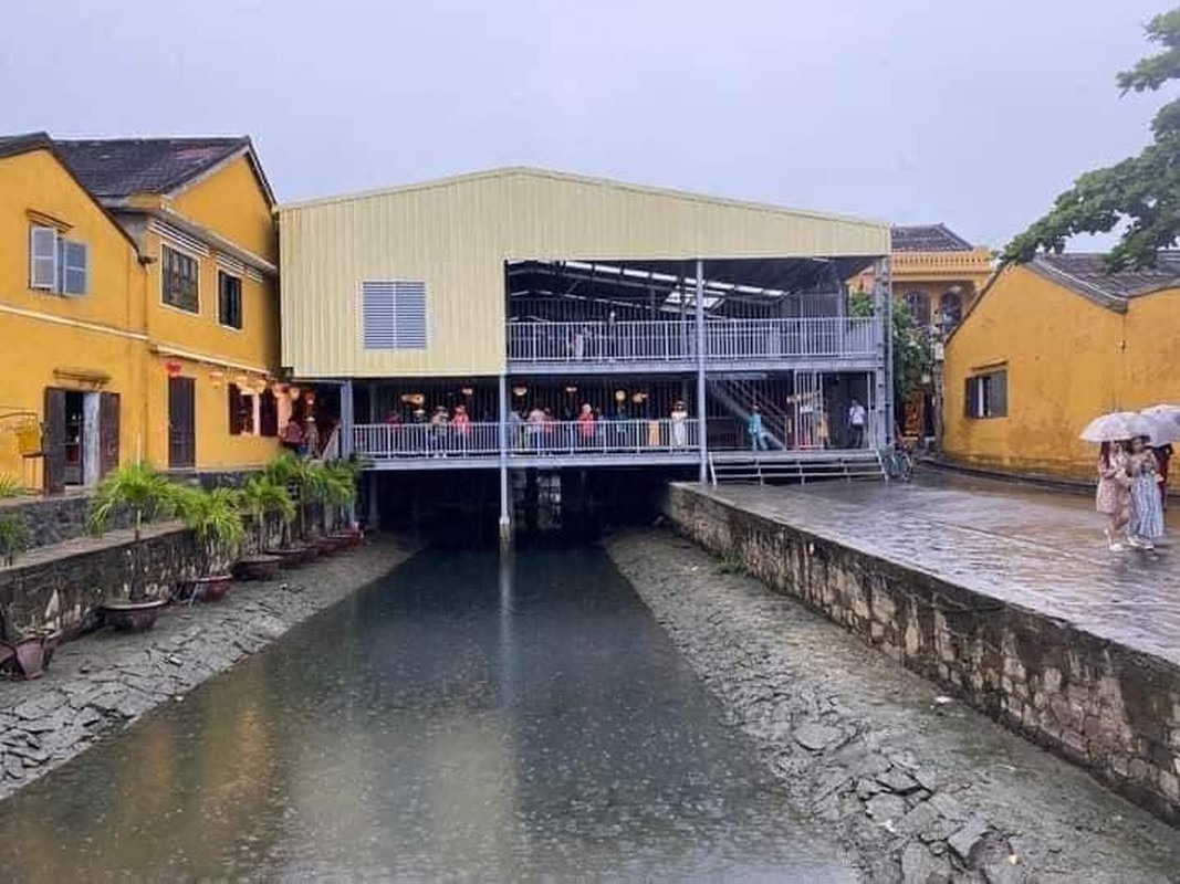 Chua Cau Hoi An trung tu, dan phuot dua nhau khoe anh “check in”-Hinh-3