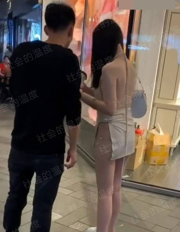 Di TTTM cung ban trai, co gai dien vay xe cao den eo gay bao-Hinh-2