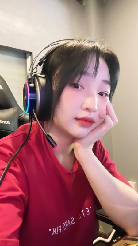 Nu streamer Viet tung cong khai mat moc tren song gio ra sao?-Hinh-6