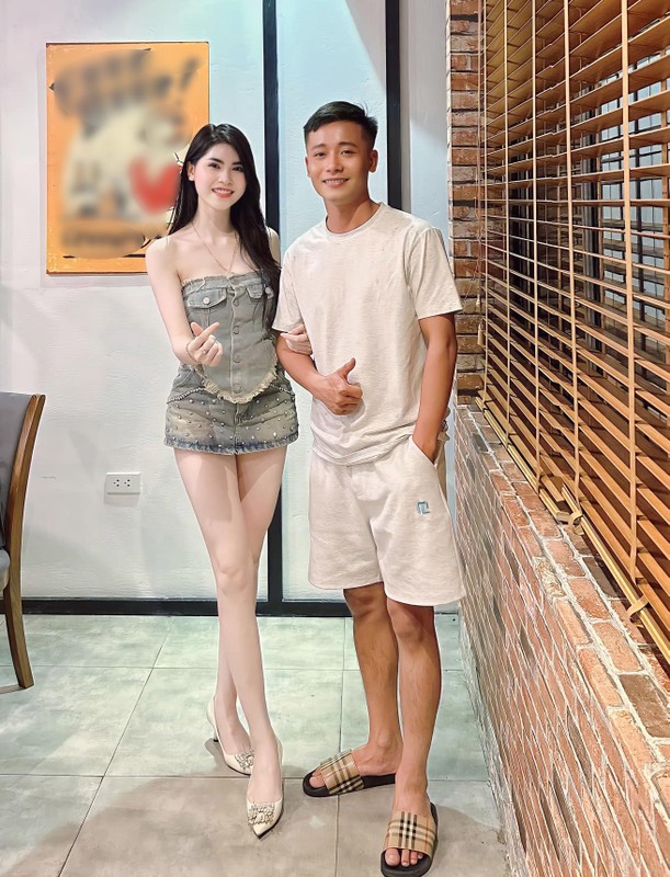 Co gai chup anh voi Quang Linh Vlogs tuong ai, hoa nguoi quen