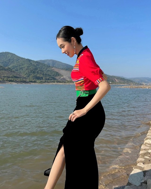 Hot girl Tay Bac moi noi gay xuyen xao tu cai nhin dau tien-Hinh-2