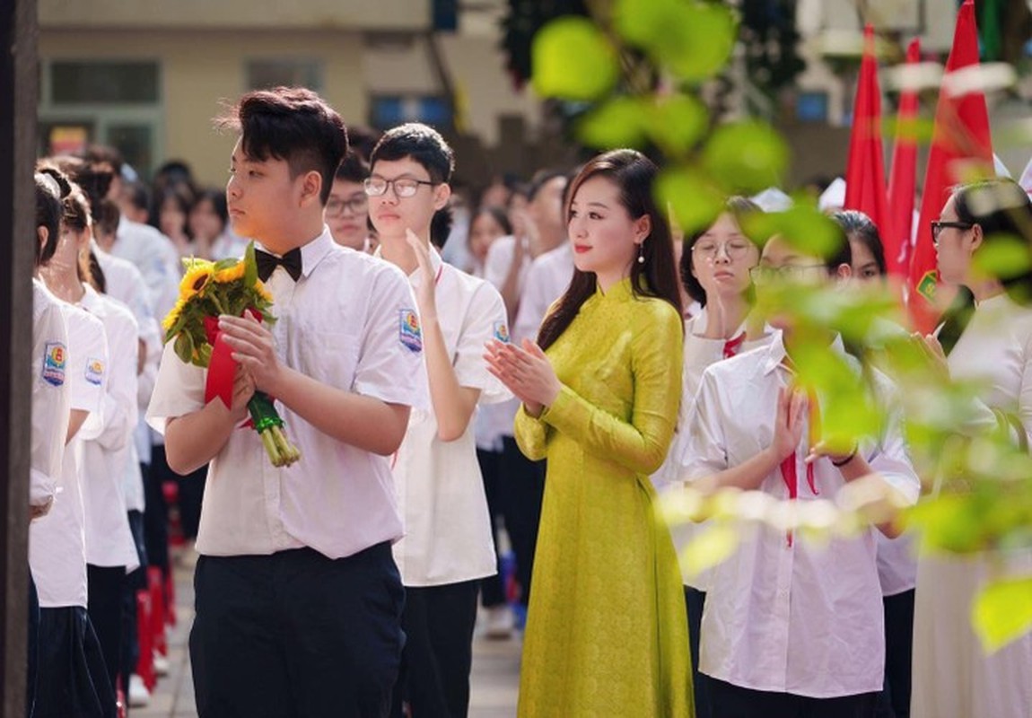 Danh tinh co giao Ha Noi bat ngo noi tieng sau le khai giang-Hinh-6