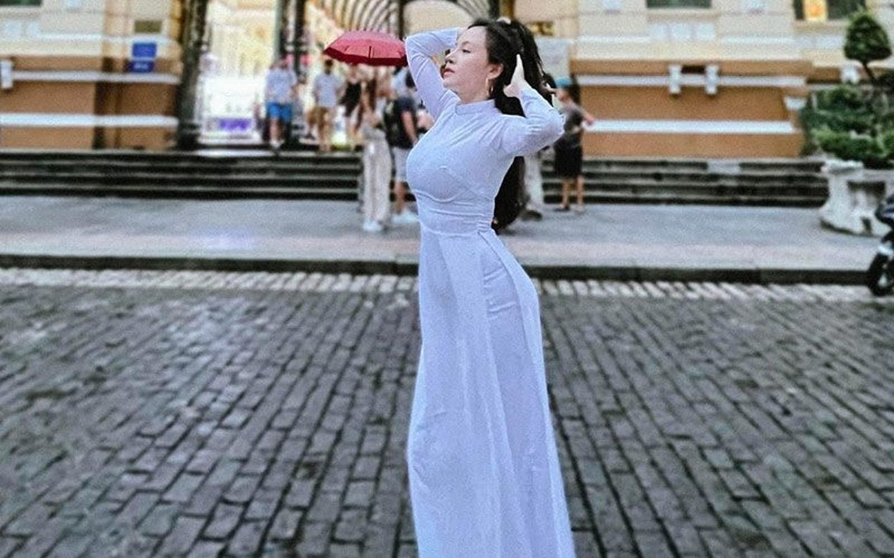 Ba Tung tha dang nuot voi ao dai nu sinh, khong chut khuyet diem