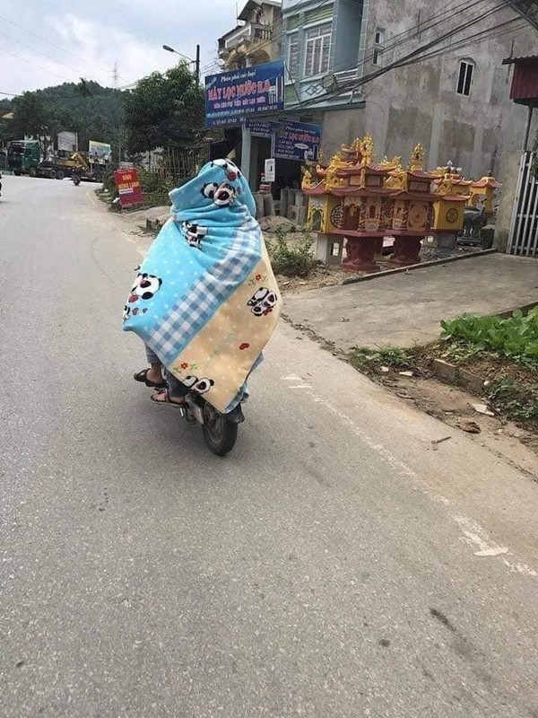 Quan chan chong ret khi di xe may, dan mang chia phe tranh cai