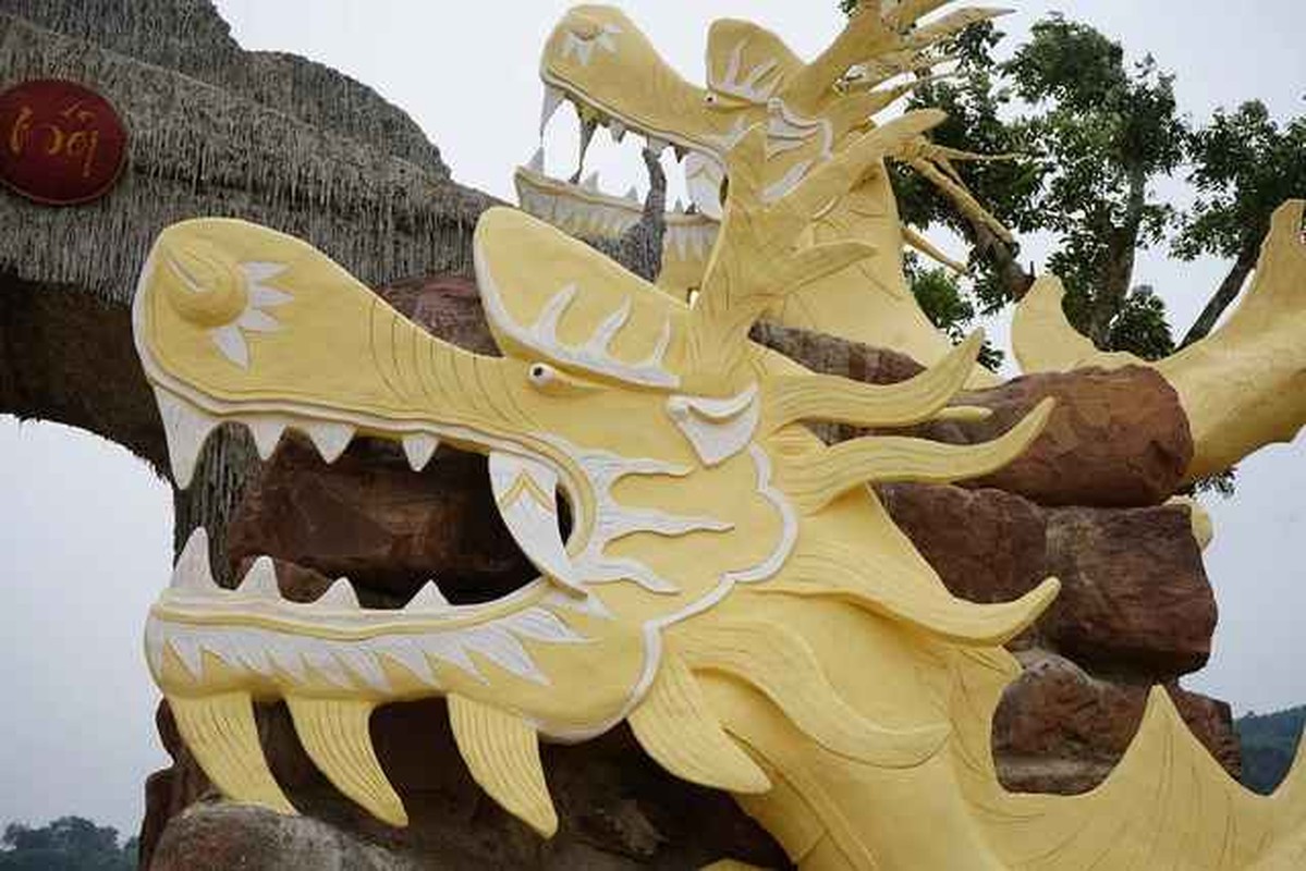 View - 	Linh vật rồng ở Thanh Hóa gây tranh cãi thân giống lươn