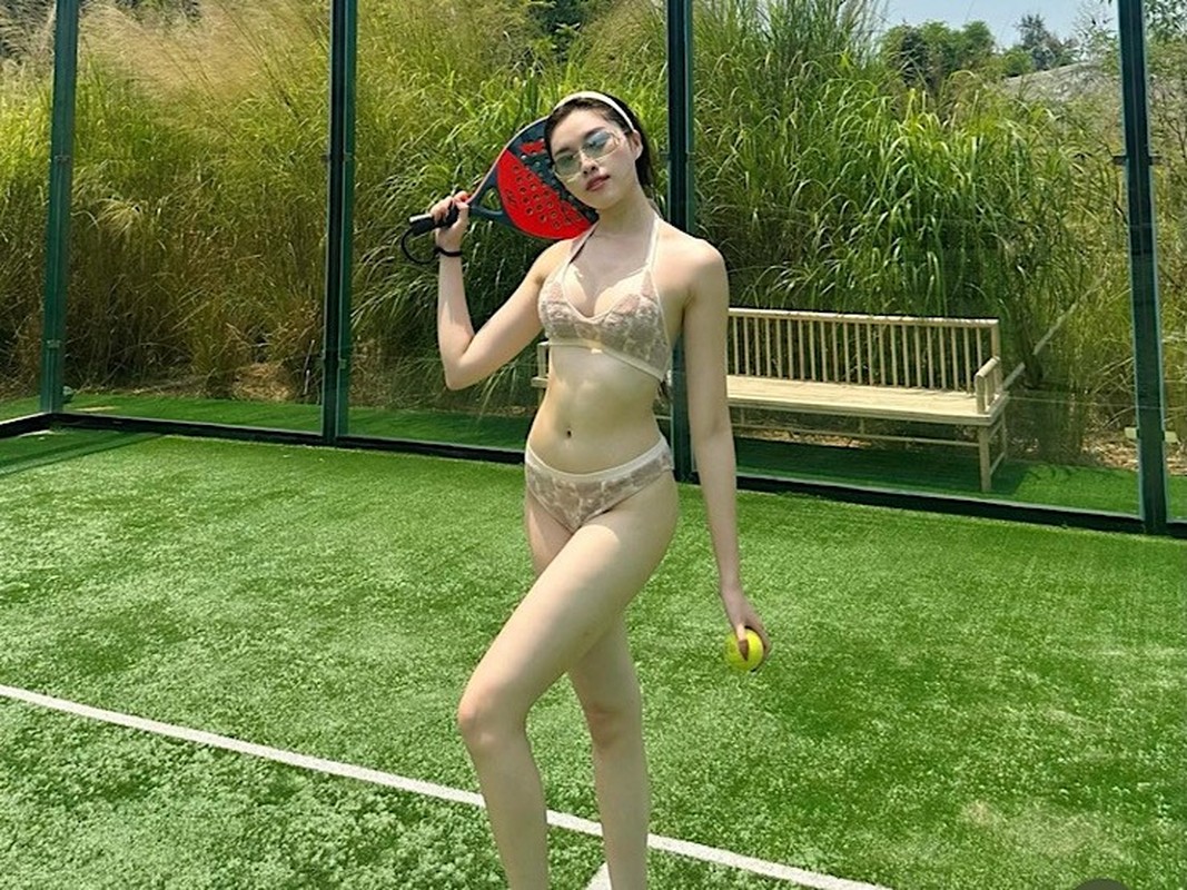 Nu MC “chan dai nhat Viet Nam” tao bao dien bikini choi Tennis-Hinh-2