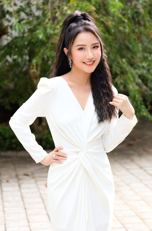 Phu nhan TGD Saigon Square xung xinh ao dai don Tet-Hinh-10