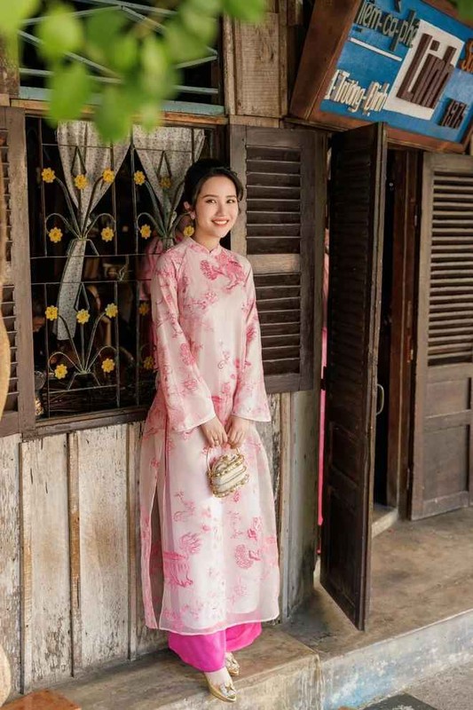 Phu nhan TGD Saigon Square xung xinh ao dai don Tet-Hinh-3