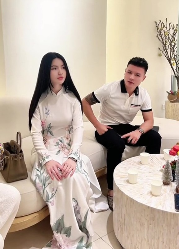 View - 	Vợ Quang Hải thử váy cưới nở mũi vì điều dân mạng nhận xét 