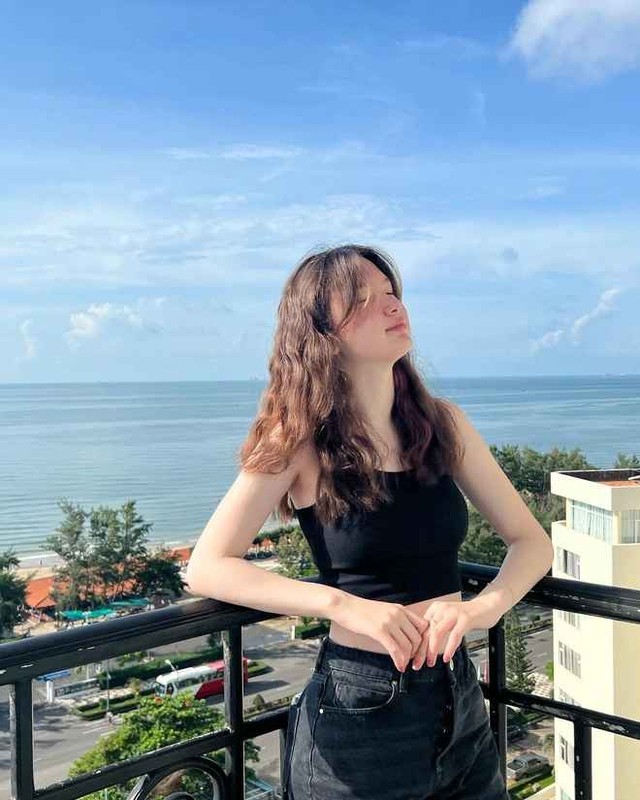 View - 	Em gái Đặng Văn Lâm chiếm trọn spotlight với đôi chân cực phẩm