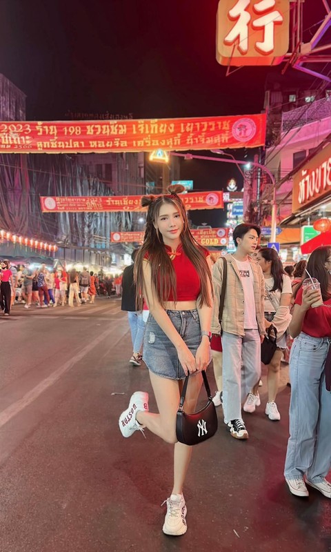 Hot girl Thai Lan tao bao khoe anh vong 1 nhuc nhoi giua duong-Hinh-4