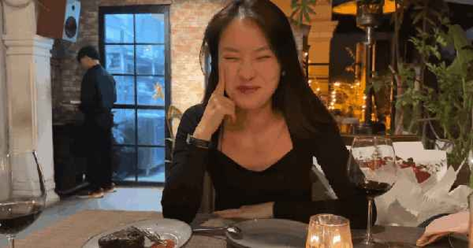 View - 	MC Khánh Vy lộ khoảnh khắc phú bà quẹt thẻ mua quà không cần sale