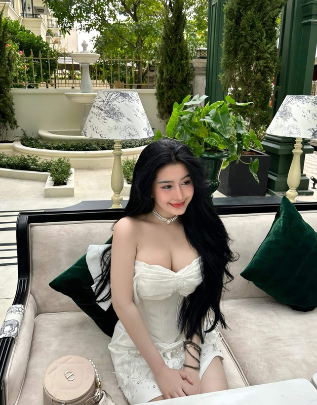 Hot girl so 1 Sai thanh di du lich khoe vong 1 