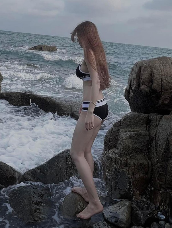 Cuu nu cau thu Viet Nam tung anh bikini chao he cuc nong bong-Hinh-2