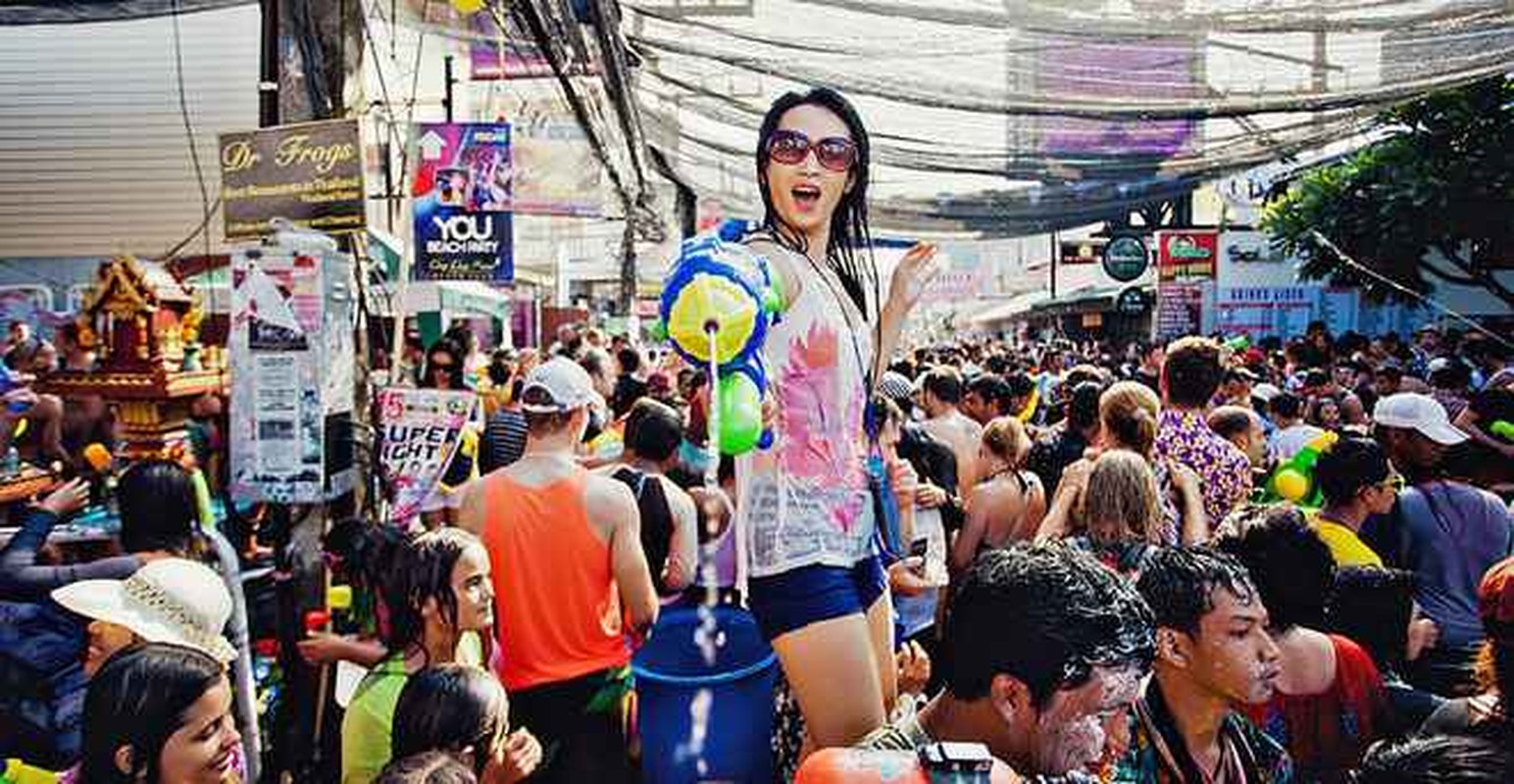 View - 	Hội gái xinh phớt lờ lệnh cấm ăn mặc phản cảm ở lễ hội té nước