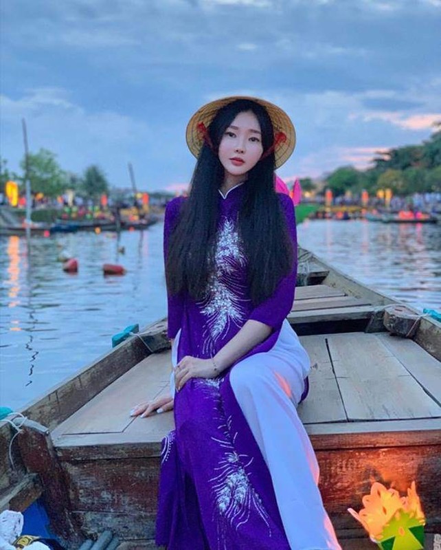 Nguoi mau Han Quoc den Hoi An, dien ao dai xinh lung linh