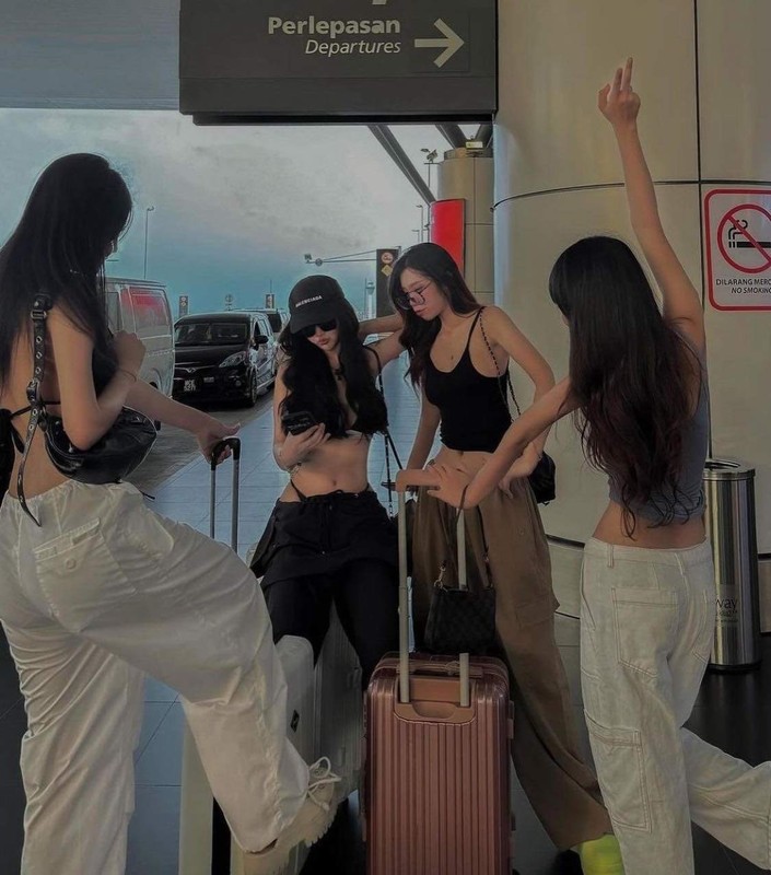 View - 	Nhóm gái xinh ăn mặc phản cảm ở sân bay nhìn muốn độn thổ