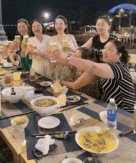 Bau vuot mat Chu Thanh Huyen vo tu cung ly bia, netizen lo lang