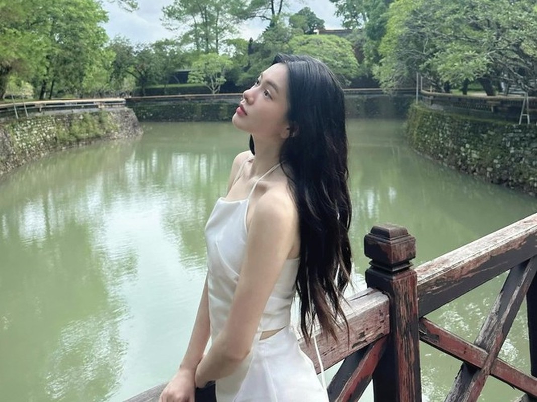 View - 	Nữ thần tắm suối Việt Nam khoe 2 bằng cử nhân tuổi 27