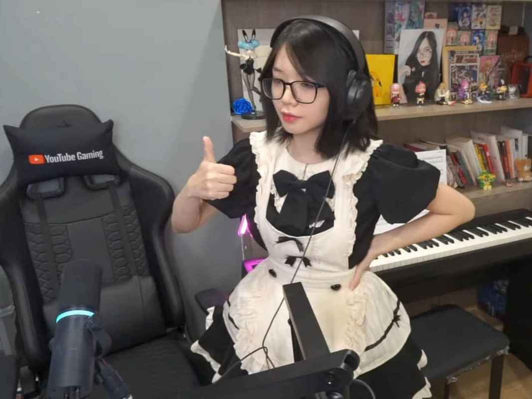 Nu streamer bat ngo dien trang phuc hau gai, fan nam phan ung la-Hinh-2