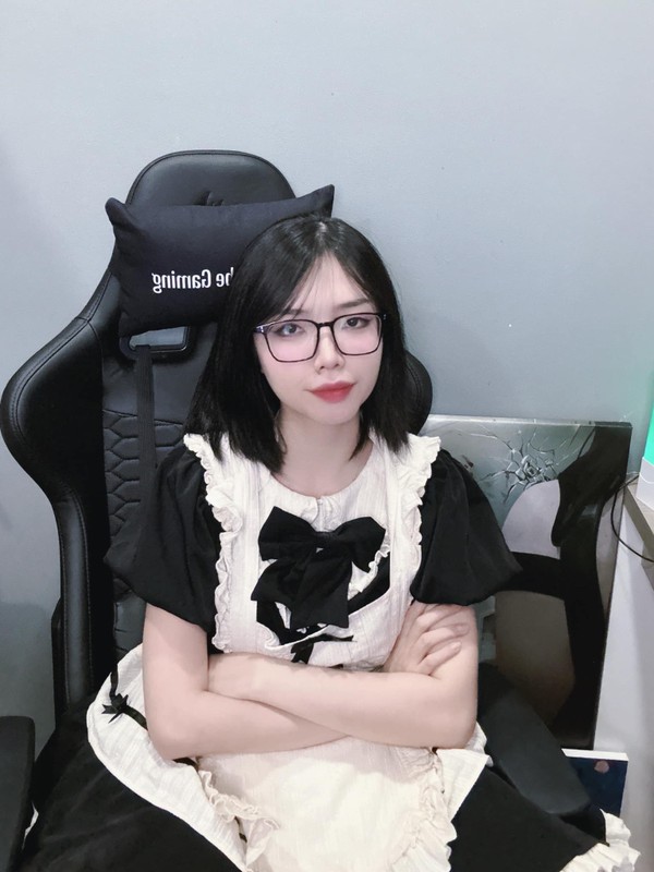 Nu streamer bat ngo dien trang phuc hau gai, fan nam phan ung la-Hinh-4