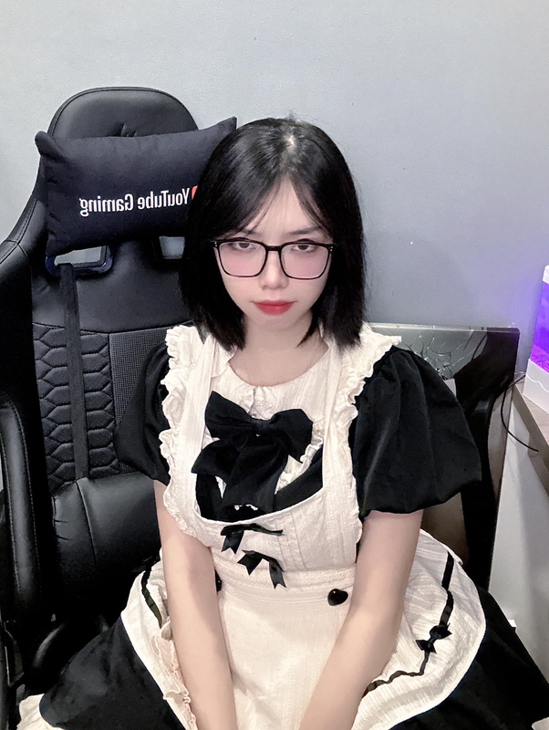 Nu streamer bat ngo dien trang phuc hau gai, fan nam phan ung la