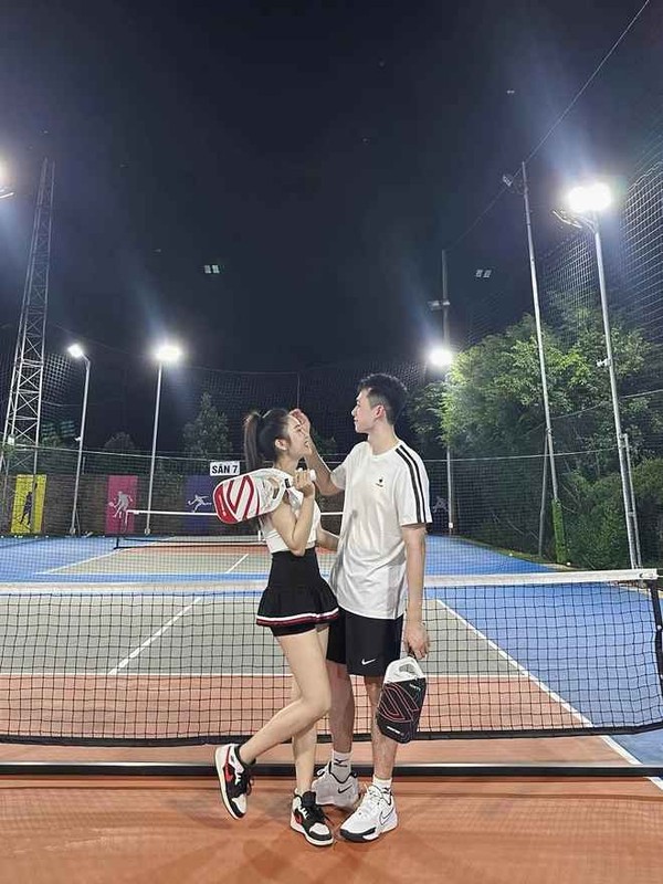 View - 	Chị đẹp 2k1 rủ người yêu hẹn hò trên sân pickleball gây sốt