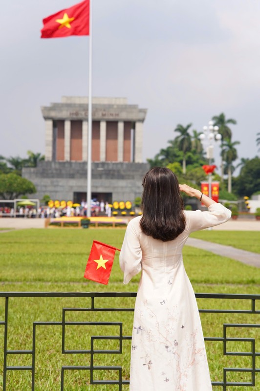 Nu xa thu don Tet Doc lap mac ao dai, cam co To quoc-Hinh-5