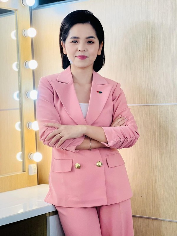 Nu phong vien VTV dung cam tac nghiep giua sieu bao Yagi-Hinh-7