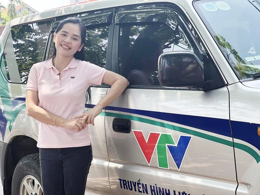 Nu phong vien VTV dung cam tac nghiep giua sieu bao Yagi-Hinh-9