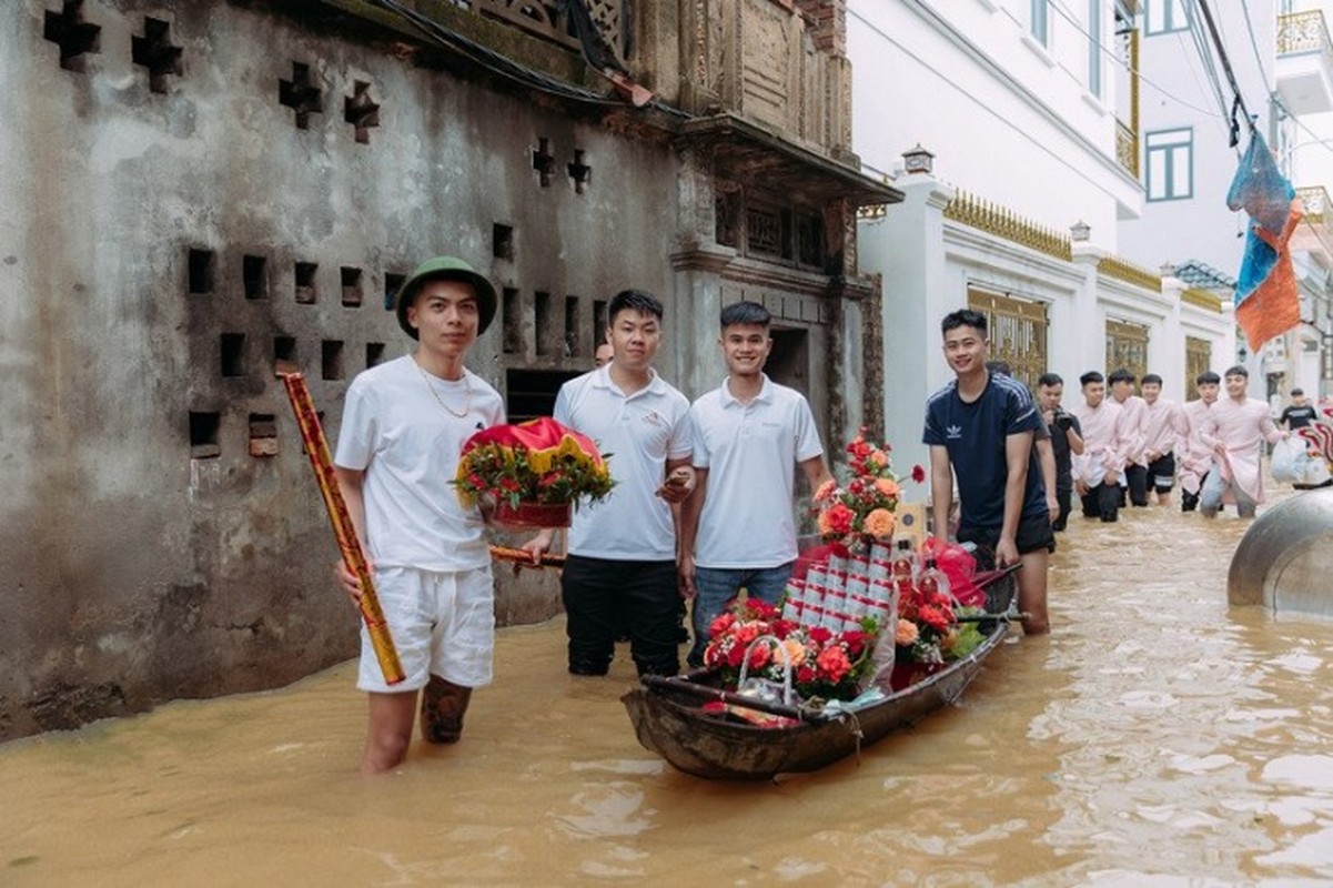 Dam cuoi ngay lut, chu re Bac Ninh bi bom loi nuoc ruoc dau-Hinh-3