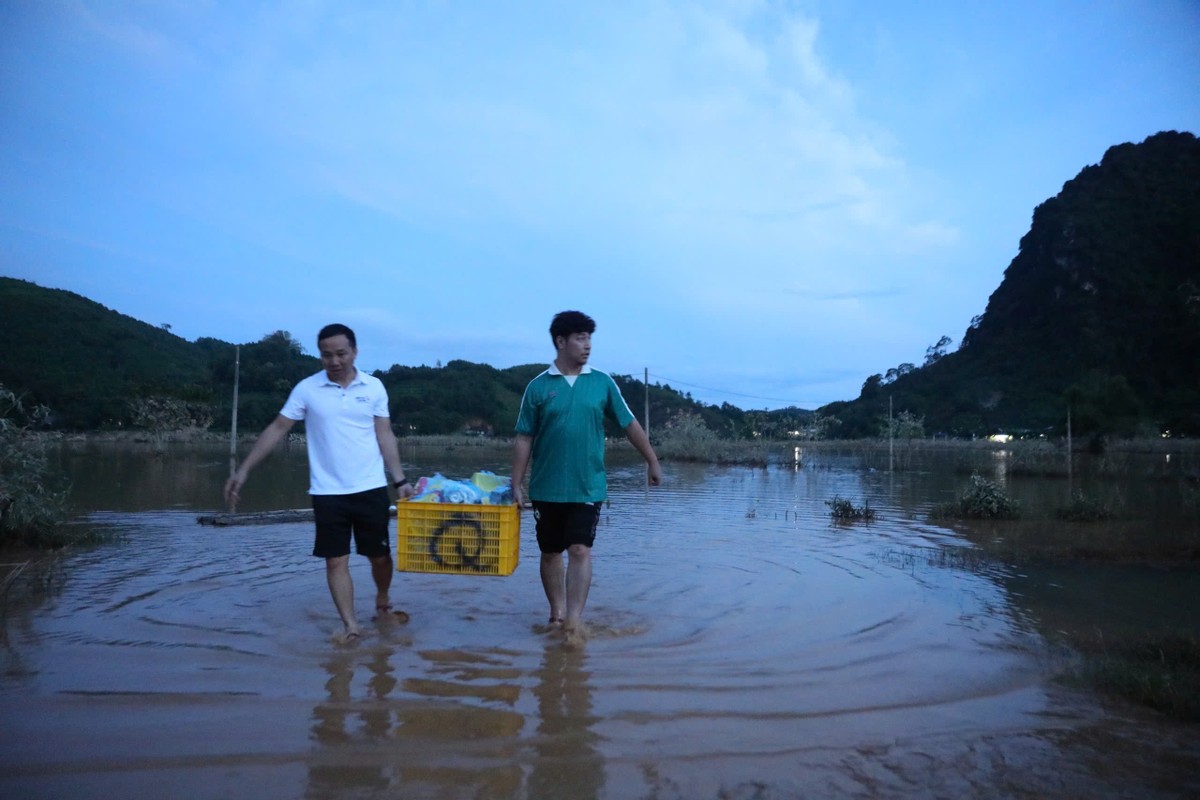 Bang rung vuot lu, vo doi truong DT Viet Nam cuu tro que nha-Hinh-4