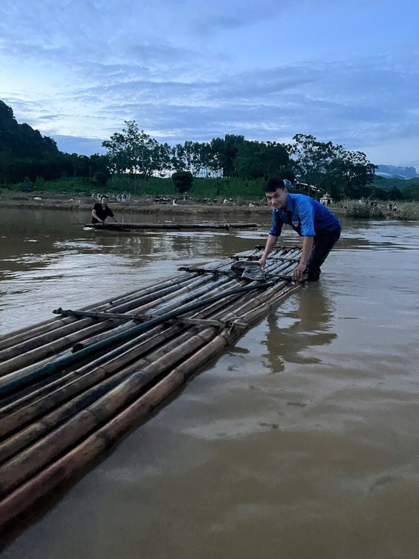 View - 	Băng rừng vượt lũ vợ đội trưởng ĐT Việt Nam cứu trợ quê nhà