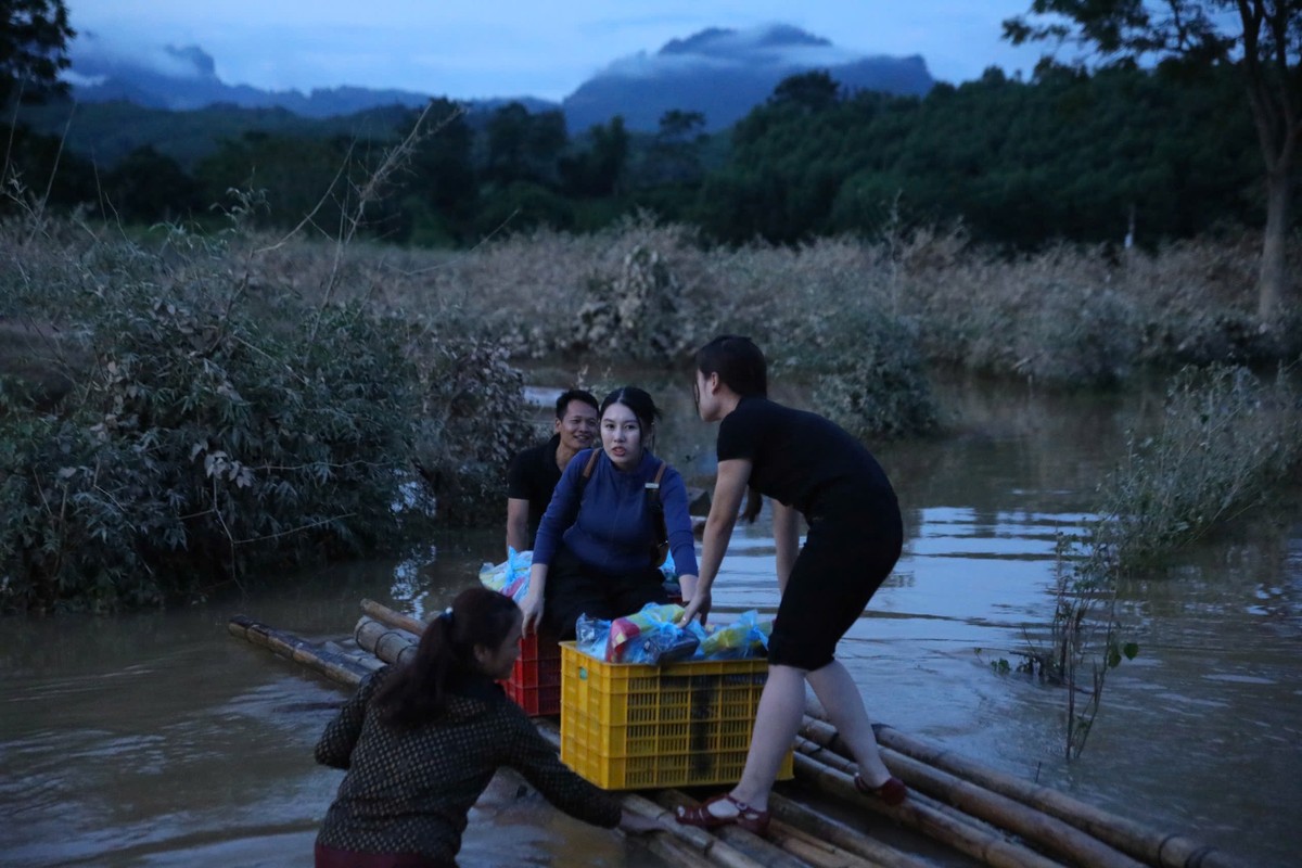 Bang rung vuot lu, vo doi truong DT Viet Nam cuu tro que nha-Hinh-7