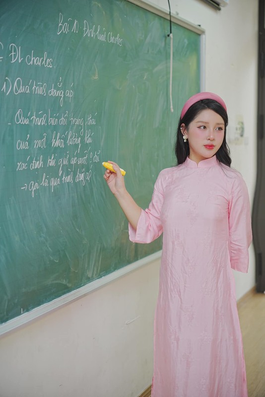 Co giao Vat ly gay bao khi day online dien ao dai cuc xinh-Hinh-2