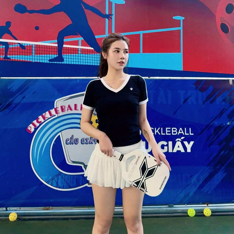 View - 	Sự thật về bức ảnh cô gái mặc đồ phản căm chơi Pickleball