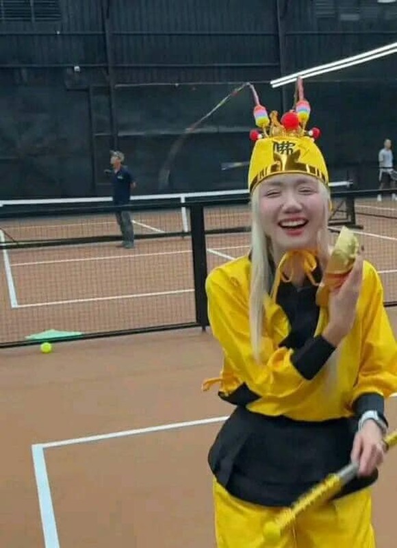 Phuong Ly cosplay den san pickleball, ai nhin cung nga ngua-Hinh-5