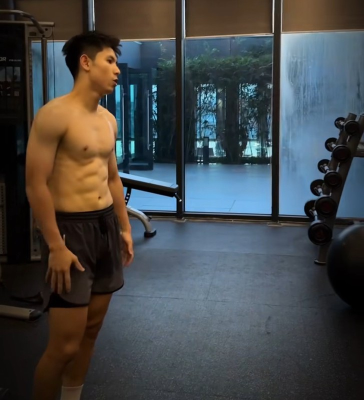 Cuu hot boy U23 Viet Nam khoe bung 6 mui, chi em nghieng nga