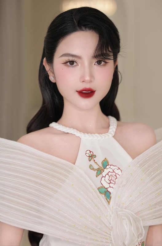 Chu Thanh Huyen khoe anh moi, netizen nhan xet giong Ngoc Trinh-Hinh-5