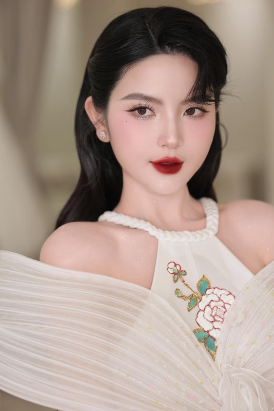 Chu Thanh Huyen khoe anh moi, netizen nhan xet giong Ngoc Trinh-Hinh-6