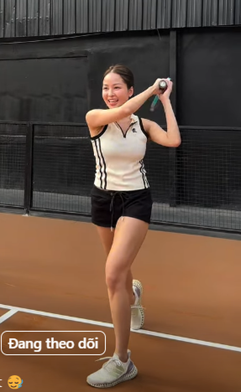 Hot girl Tram Anh khoe dang nuot na tren san Pickleball