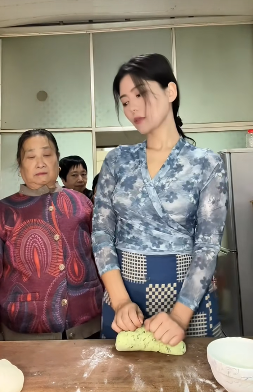 Gai xinh nhao bot kieu quyen ru, bi me 