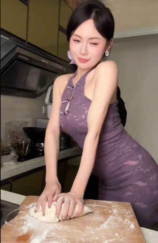 Gai xinh nhao bot kieu quyen ru, bi me 