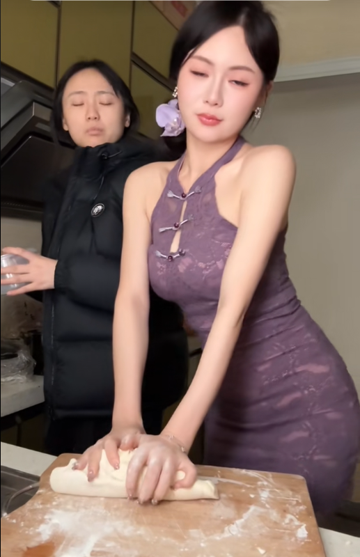 Gai xinh nhao bot kieu quyen ru, bi me 