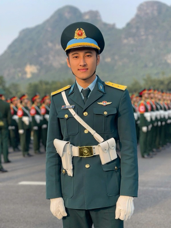 Hot boy quan nhan Tran Tat Long tang follower 