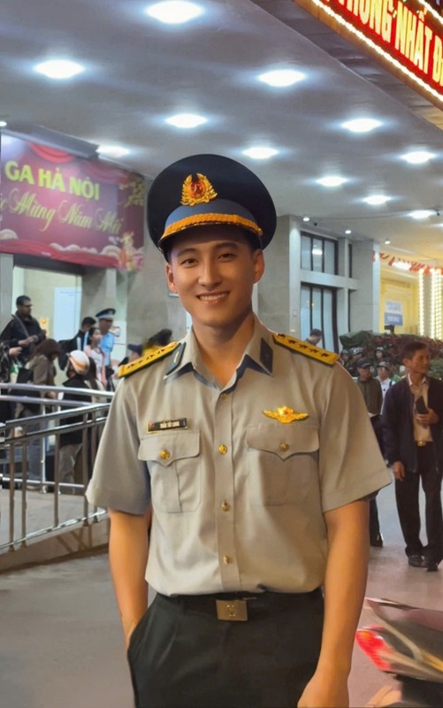 Hot boy quan nhan Tran Tat Long tang follower 