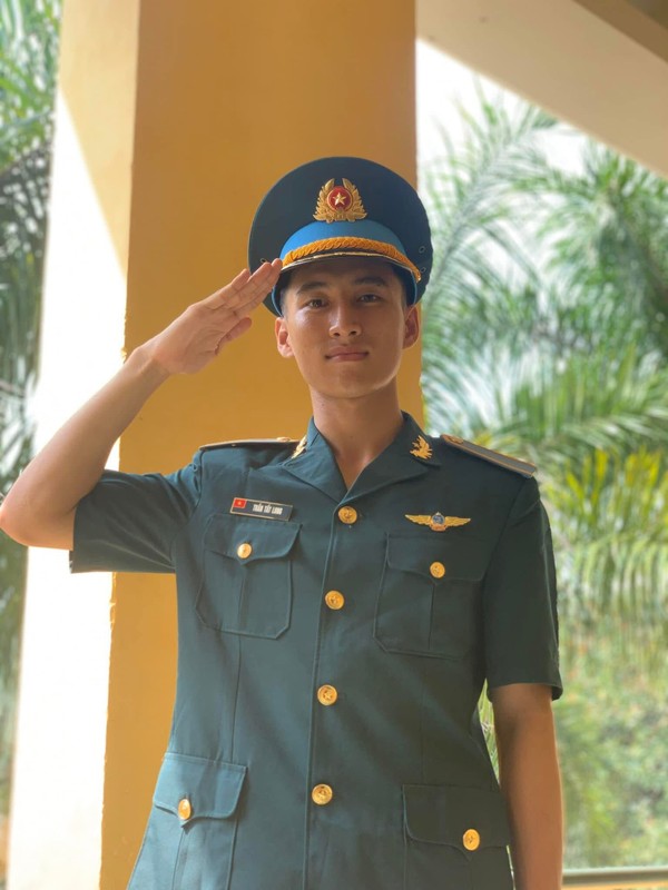 Hot boy quan nhan Tran Tat Long tang follower 