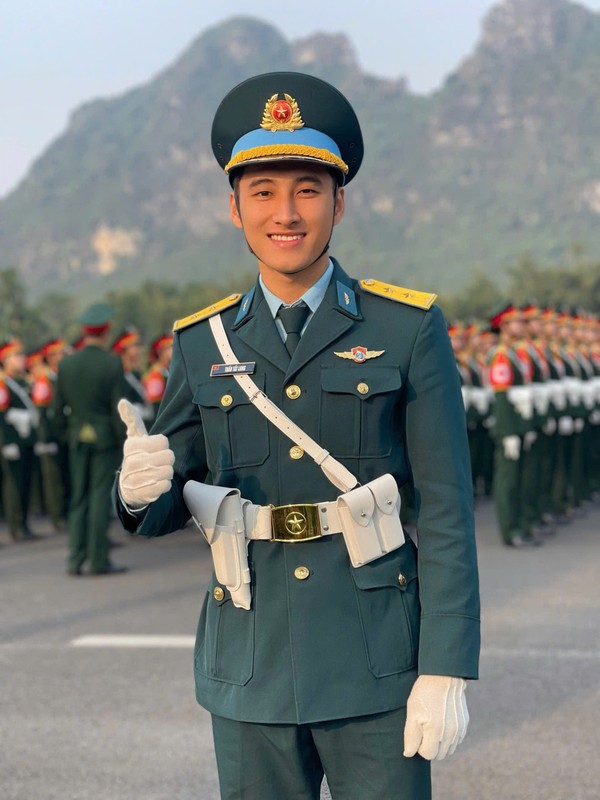 Hot boy quan nhan Tran Tat Long tang follower 