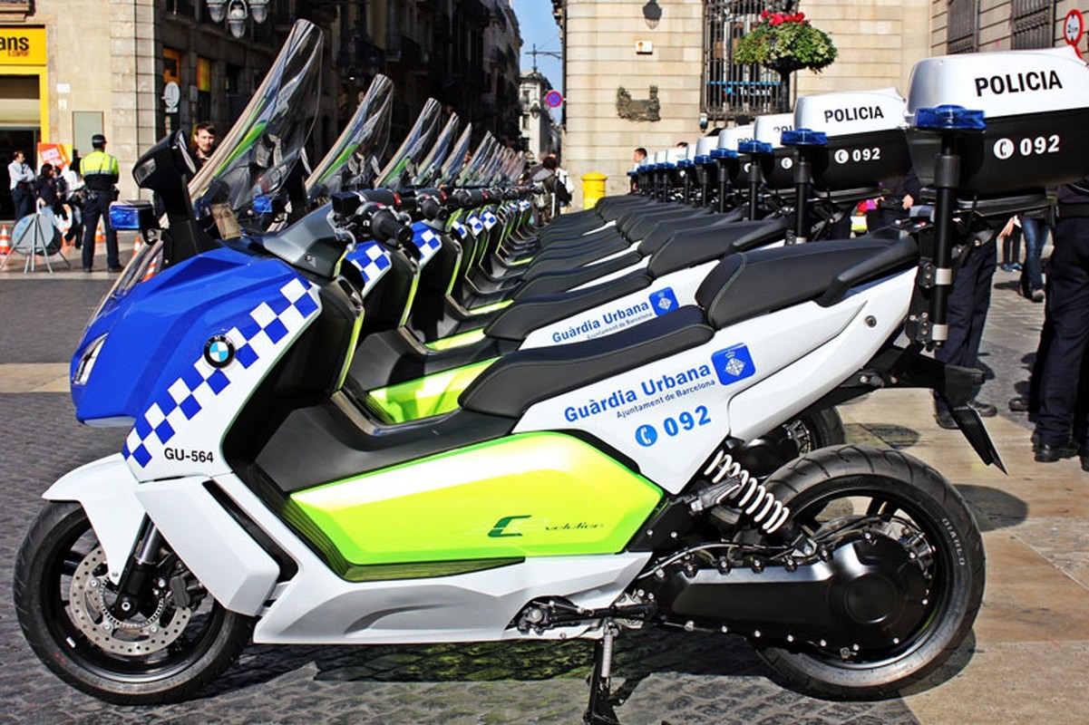 Dan BMW maxi-scooter chat lu cua canh sat Barcelona-Hinh-6