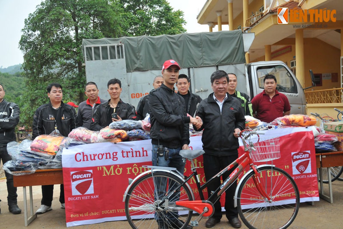 Dan moto Ducati treo deo, loi suoi thien nguyen Son La-Hinh-15